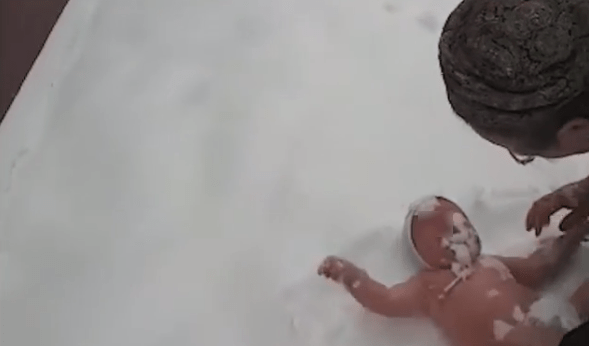 Стоп-кадр видео обтирания младенца снегом. Официальный аккаунт в Instagram прокуратуры Чеченской Республики. https://www.instagram.com/chechproc/