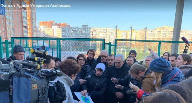 Встреча жителей Первомайского района Ростова-на-Дону с представителями администрации города по поводу строительства школы на месте стадиона "Темерник". 7 декабря 2019 года. Скриншот поста на странице сопредседателя регионального штаба общественного движения "Общероссийский народный фронт" Адама Альбекова. https://www.facebook.com/photo.php?fbid=189137128922895&set=pcb.189137205589554&type=3&theater