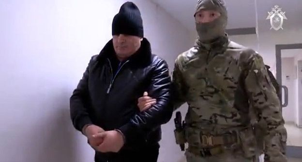 Хасан Полонкоев под конвоем. Стоп-кадр оперативного видео Следственного комитета РФ https://yandex.ru/search/?