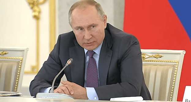 Путин во время диалога с Сокуровым. Кадр телеканала НТВ https://www.youtube.com/watch?v=4s9WdsZfj9E
