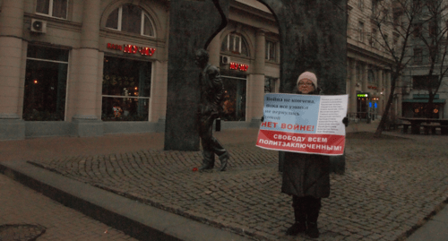 Участница одиночного пикета в Москве Надежда Сорокина. 14 декабря 2019 года. Фото Беслана Кмузова для "Кавказского узла" Участница одиночного пикета в Москве Надежда Сорокина. 14 декабря 2019 года. Фото Беслана Кмузова для "Кавказского узла"