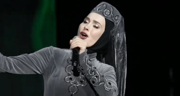 Айна Гетагазова во время концерта в Грозном. Кадр видео ЧЕЧНЯ.095 на YouTube
https://www.youtube.com/watch?v=nzOASGDmYYE