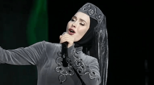 Айна Гетагазова во время концерта в Грозном. Кадр видео ЧЕЧНЯ.095 на YouTube
https://www.youtube.com/watch?v=nzOASGDmYYE