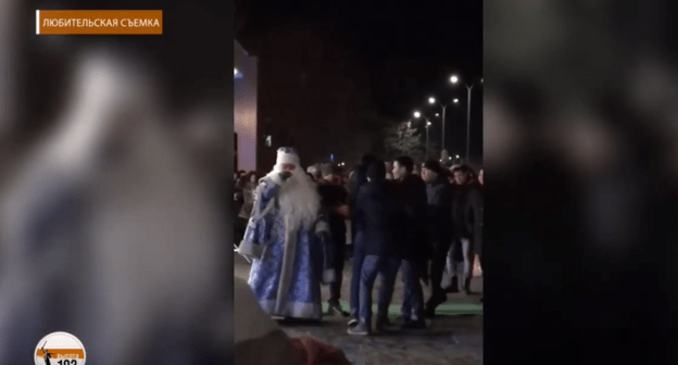 Скриншот видео драки на новогоднем представлении в Волжском, https://youtu.be/QX2ht2TIe1A