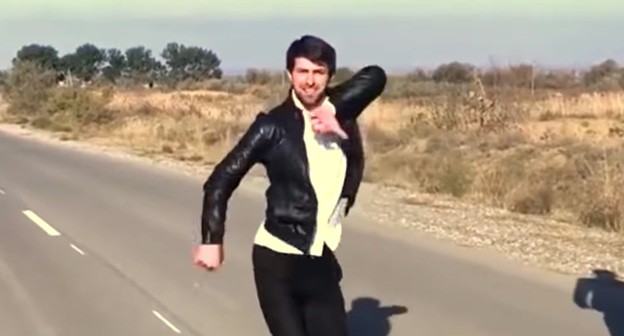 Исполнение лезгинки на дороге. Стоп-кадр видео Хатиев Мурад
 https://www.youtube.com/watch?v=HNzJpO0Kk60
