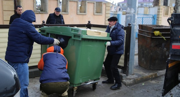 Установка нового мусорного контейнера в Дербенте. Фото пресс-службы администрации города. http://www.derbent.ru