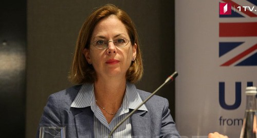 Руководитель тбилисского офиса NDI Лора Торнтон. Фото: кадо видео 1tv.ge https://1tv.ge/ru/news/lora-tornton-bolshaja-chast-naselenija-schitaet-chto-strana-razvivaetsja-v-nepravilnom-napravlenii/ 