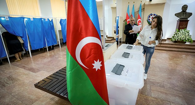 На избирательном участке в Баку. Фото: REUTERS/Aziz Karimov