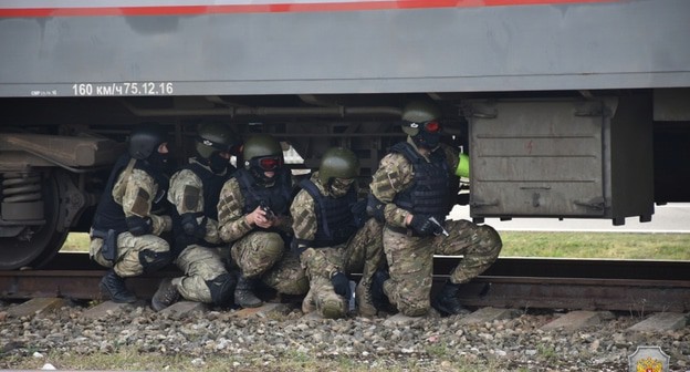 Сотрудники силовых структур на антитеррористическом учении в Адыгее. Фото пресс-службы НАК. http://nac.gov.ru/antiterroristicheskie-ucheniya/operativnym-shtabom-v-respublike-adygeya-6.html#&gid=1&pid=10