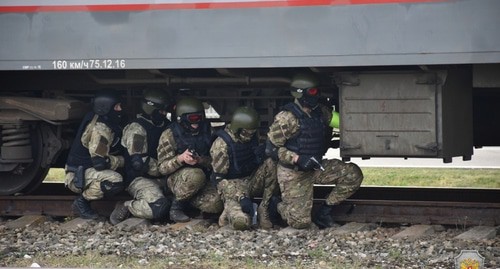 Сотрудники силовых структур на антитеррористическом учении в Адыгее. Фото пресс-службы НАК. http://nac.gov.ru/antiterroristicheskie-ucheniya/operativnym-shtabom-v-respublike-adygeya-6.html#&gid=1&pid=10