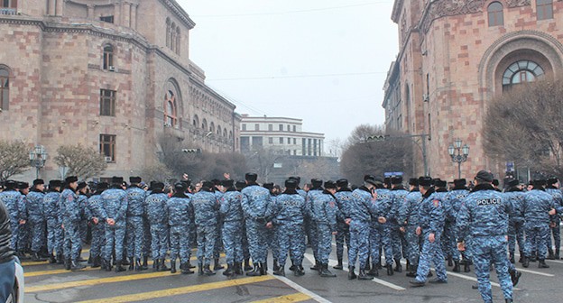 Сотрудники полиции в центре Еревана. 20 января 2020 г. Фото Тиграна Петросяна для "Кавказского узла"