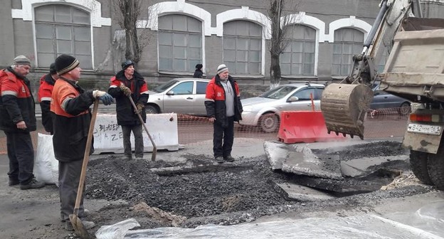 Ремонт аварии на теплотрассе в Ростове-на-Дону 28 января 2020 года. Фото пресс-службы мэрии Ростова-на-Дону. 
