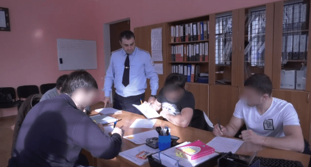 Скриншот видео МВД Северной Осетии о беседе с "обидчиками" студентки во Владикавказе, https://15.мвд.рф/news/window/19430124/