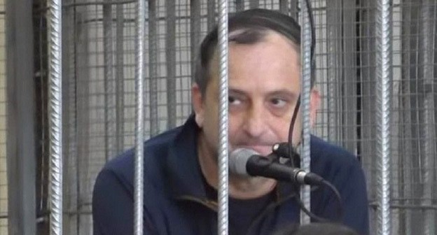 Тимур Хамхоев в зале суда. Стоп-кадр видео "Caucasian Knot" https://www.youtube.com/watch?v=Wg3k7yVGBGA,
