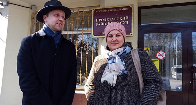Жители Александровки Антон Штык и Татьяна Копосова у Пролетарского райсуда Ростова-на-Дону. Фото Константина Волгина для "Кавказского узла"