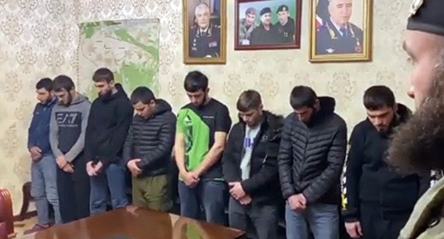 Воспитательная беседа с задержанными за употребление алкоголя и психотропных веществ. Кадр видео ИА "Грозный - Информ" https://www.youtube.com/watch?v=-lhD4oUqZMU