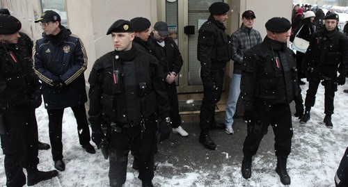 Обвиняемые (в бейсболках) в убийстве Исраилова во время посещения места преступления в Вене, 25 января 2011 года. Фото:   REUTERS/Heinz-Peter Bader