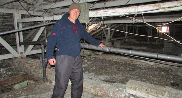 Михаил Червяков показывает чердак дома. Фото Вячеслава Ященко для "Кавказского узла"