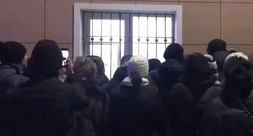 Друзья Марии Карповой и других обвиняемых под окном зала заседаний ожидают решения суда по поводу их ареста. Махачкала, 24 января 2020 года. Скриншот из видео, опубликованного в группе "Свидетели Иеговы* наблюдают мир" в Facebook.