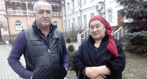 Дядя и мама подсудимого Рашид и Хава Оскановы. Фото Вячеслава Ященко для "Кавказского узла" Дядя и мама подсудимого Рашид и Хава Оскановы. Фото Вячеслава Ященко для "Кавказского узла"