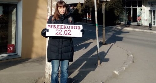 Елена Байбекова пикетирует около ЦУМа. Фото Алены Садовской для "Кавказского узла".