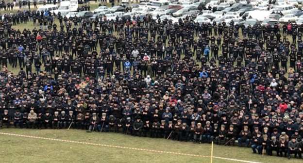 Митинг чеченцев-аккинцев на окраине села Новокули Новолакского района Дагестана. Фото Султана Касимова, предоставленное им "Кавказскому узлу".