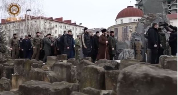 Участники официального траурного митинга в Грозном, 23 февраля 2020 года. Кадр видео в Instagram https://www.instagram.com/p/B86iC4Do2CN
Уда