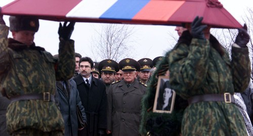 Министр обороны РФ Игорь Сергеев на похоронах десантников в Пскове 14 марта 2000 года. Фото: Sergei Karpukhin /Reuters