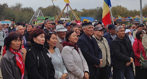 Участники митинга в Элисте против назначения Дмитрия Трапезникова. Фото Алены Садовской для "Кавказского узла"