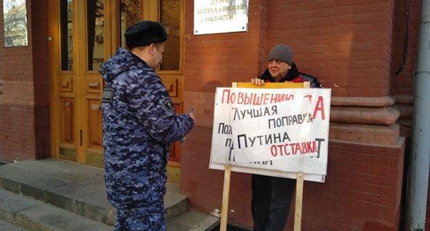 Активист общается с сотрудником полиции во время пикета. Астрахань, 12 марта 2020 г. Фото Алены Садовской для "Кавказского узла"