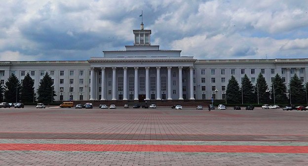Дом Правительства КБР в Нальчике.  Фото: iNalchik.ru https://www.flickr.com/photos/132882740@N04/19138957336/ 