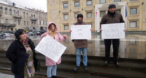 Активисты на акции. Надписи на плакатах: "Повышение цен во время пандемии -уголовное преступление".  «Подоходный налог- нет 20% да 10 %» Нет подорожанию цен. Фото Беслана Кмузова для "Кавказского узла"