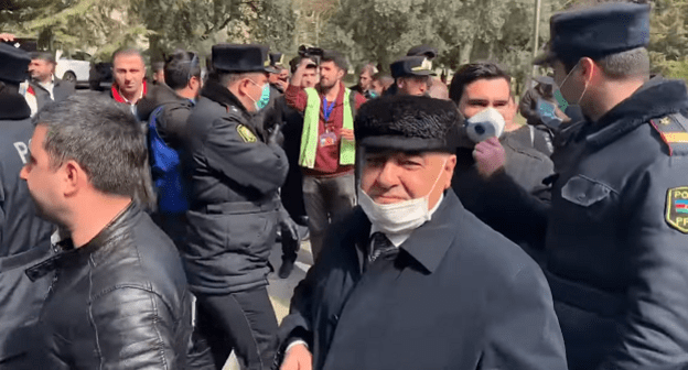 Полицейские и участники акции перед посольством Турции в Баку. Кадр видео 
AzadliqRadiosu https://www.youtube.com/watch?v=R4gvtepiO6A&feature=emb_logo