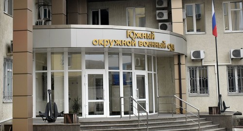 Посетитель у здания Южного окружного военного суда. Фото Константина Волгина для "Кавказского узла"
