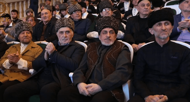 Зрители концерта в новом Дворце искусств. Кадр видео на странице Рамзана Кадырова "ВКонтакте" https://vk.com/wall279938622_476660