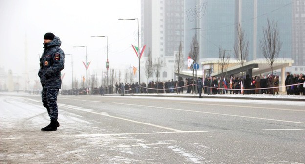 Сотрудник силовых структур в Грозном. Фото Магомеда Магомедова для "Кавказского узла"