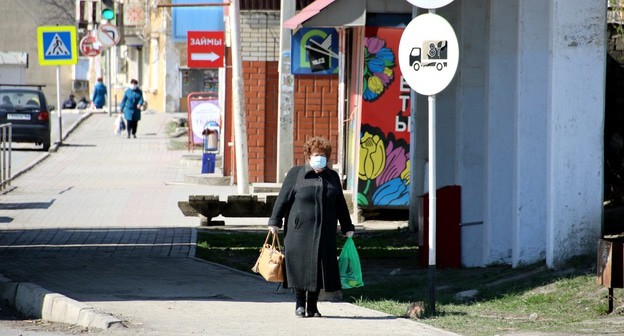 Редкие прохожие в Красном Сулине во время режима самоизоляции. Фото Вячеслава Прудникова для "Кавказского узла"