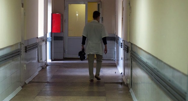 Врач в больничном коридоре. Фото Елены Синеок, "Юга.ру"