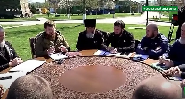 Заседание руководства регионального оперштаба по коронавирусу в Чечне. Кадр видео ЧГТРК "Грозный" https://www.youtube.com/watch?v=morUOZSvP3o&feature=emb_title
