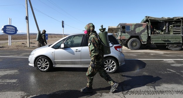 Работники в защитных костюмах. Грузия, Марнеули. Март 2020 г. Фото: REUTERS/Irakli Gedenidze