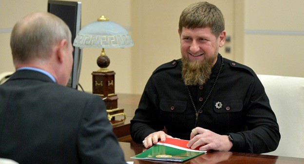 Рамзан Кадыров во время разговора с Владимиром Путиным. Фото: пресс-служба Кремля. http://kremlin.ru/events/president/news/57797