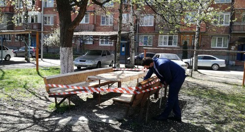 Опечатывание скамеек во дворе жилого дома. Владикавказ, 17 апреля 2020 г. Фото Эммы Марзоевой для "Кавказского узла"