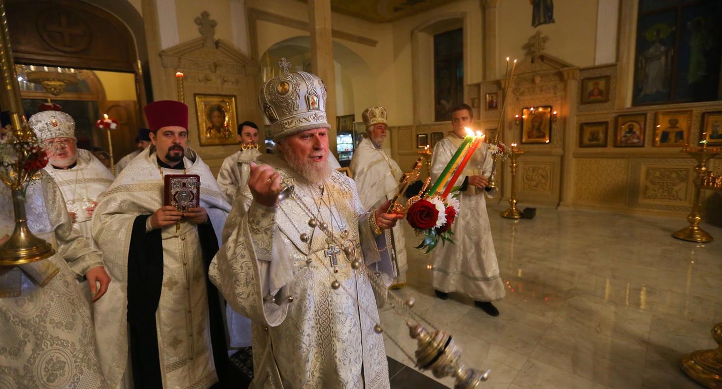 Пасхальное богослужение в в кафедральном соборе Святых Жен-Мироносиц в Баку. 19 апреля 2020 года. Фото Азиза Каримова для "Кавказского узла"