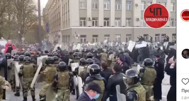 Акция протеста на площади Свободы во Владикавказе, 20 апреля 2020 года. Стоп-кадр видео. https://www.instagram.com/p/B_NPlBApsfJ/