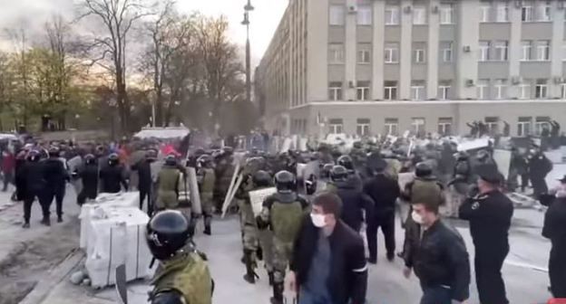 Несанкционированный митинг на площади Свободы во Владикавказе, 20 апреля 2020 года. Стоп-кадр видео https://www.youtube.com/watch?v=s41w-htLeY0
