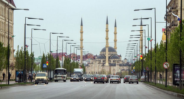 Улица в центре Грозного. Фото: пресс-служба администрации города http://grozmer.ru/objavlenija/uvazhaemye-uchastniki-dorozhnogo-dvizhen-2296.html