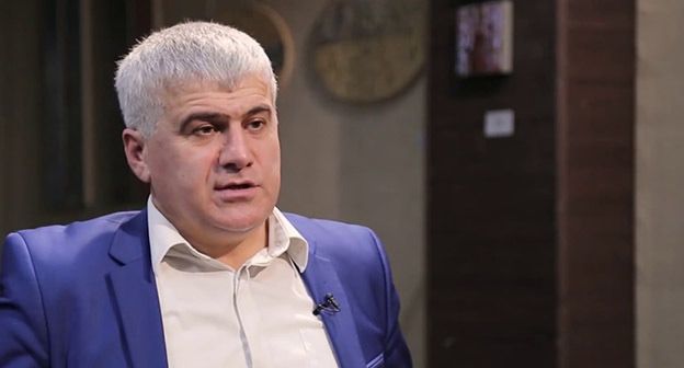 Председатель Координационного совета НКО Дагестана Шамиль Хадулаев. Стоп-кадр видео канала YouTube 
"Телеканал ННТ" https://www.youtube.com/watch?v=r-X4__H0XEc