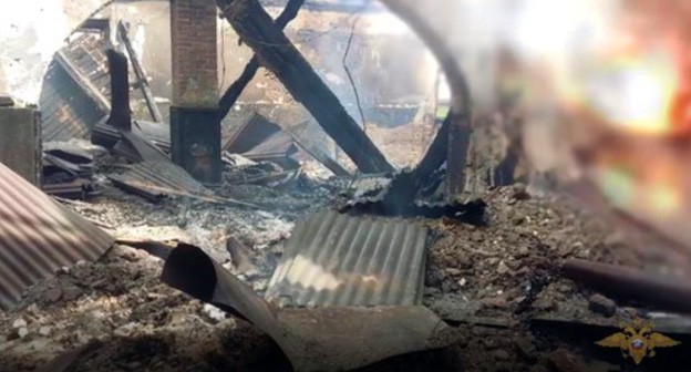 Сгоревшая школа в селении Сурх-Дигора. Скриншот видео МВД Северной Осетии, https://15.мвд.рф/news/window/20144735/