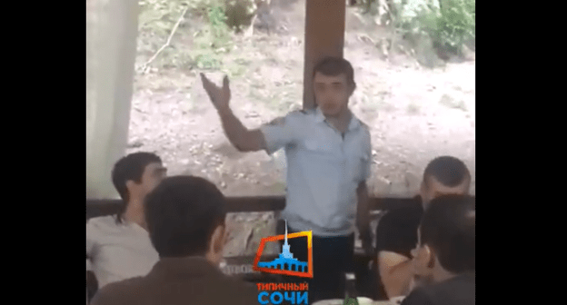 Скриншот видео об отдыхе кубанских силовиков в кафе 5 июня 2020 года, https://vk.com/video-68030706_456253904