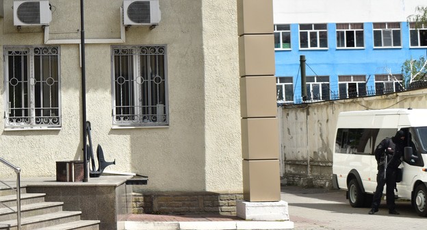 Сотрудник спецназа у Южного окружного военного суда. Фото Константина Волгина для "Кавказского узла"
